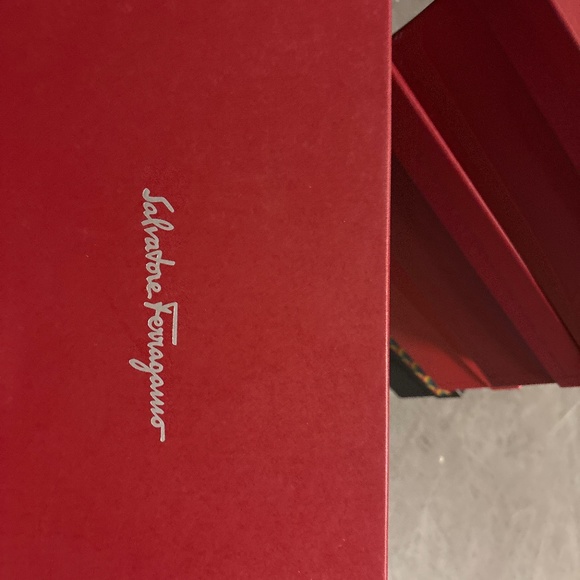 Empty box - Picture 1 of 2